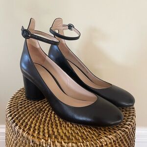 NWOT Stuart Weitzman Piper Black Ankle Pump Size 38